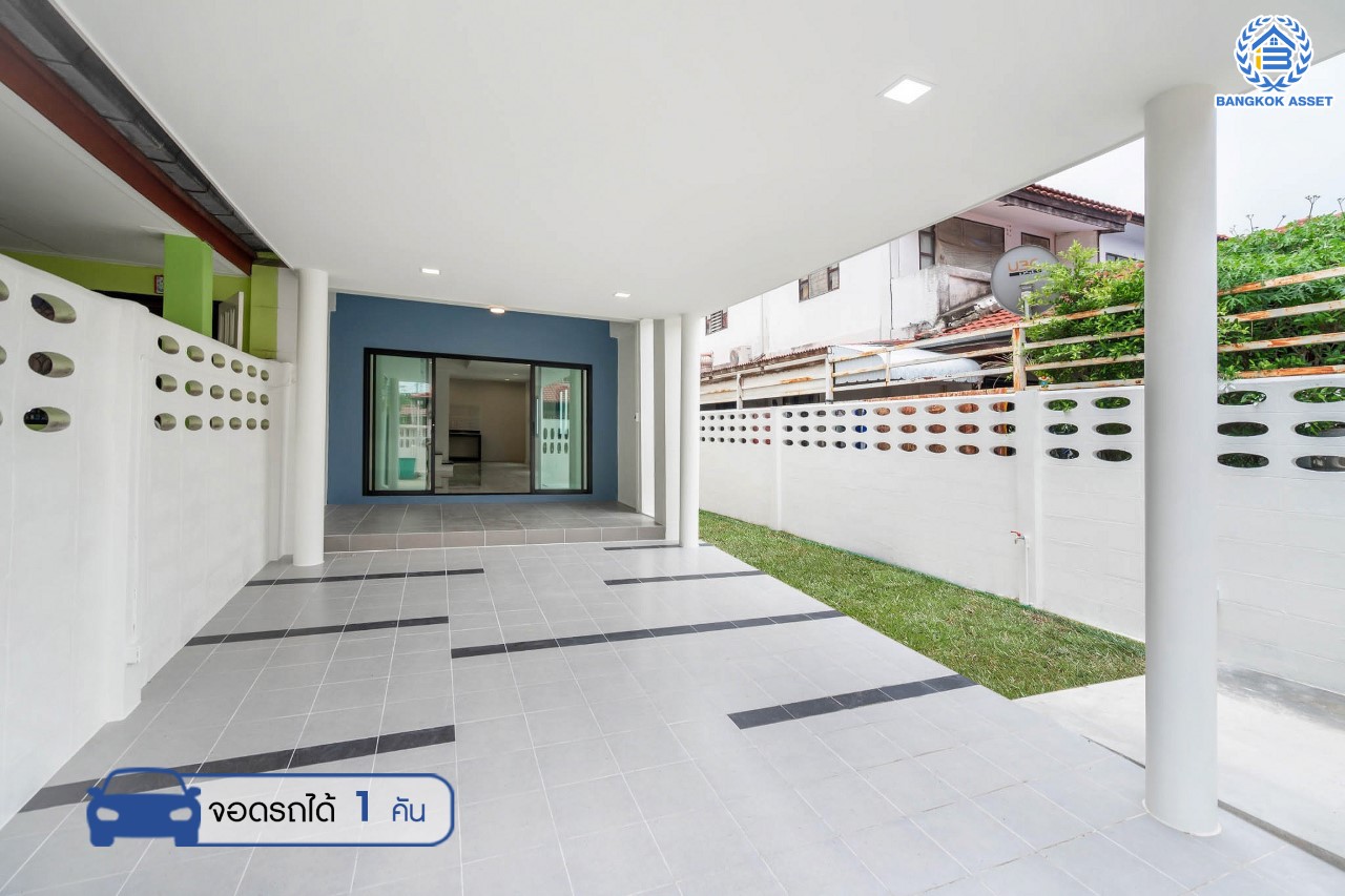 บ้านมือสองตกแต่งใหม่ ม.พระปิ่น2 ติดถนนบรมราชชนนี ทาวน์เฮ้าส์หลังใหญ่ เนื้อที่ 30 ตร.ว. ฟังก์ชัน 2 ห้องนอน 2 ห้องน้ำ จอดรถได้ 1 คัน บนทำเลศักยภาพ เชื่อมต่อหลายเส้นทาง ใกล้เซ็นทรัลปิ่นเกล้า ม.มหิดล , ทางด่วน "กาญจนาภิเษก"